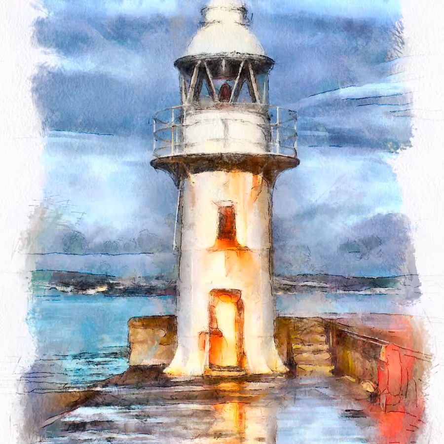 Белый маяк освещающий берег во время шторма