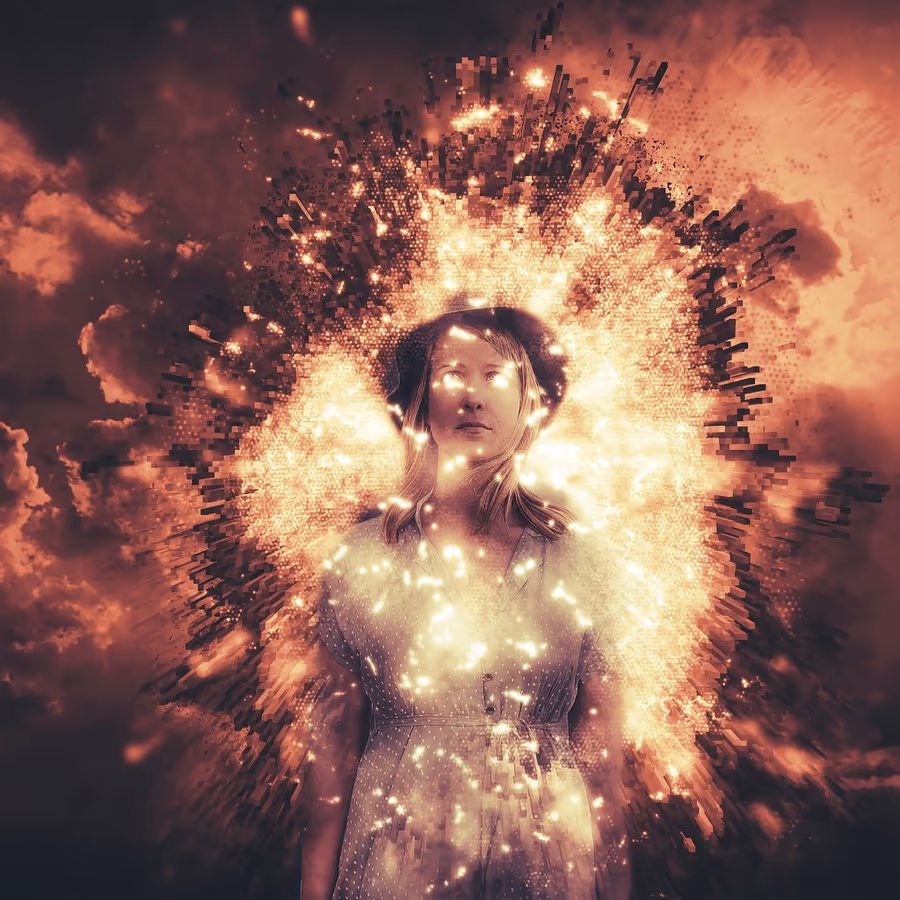 Женщина распадающаяся на пиксели в ярком огненном свете