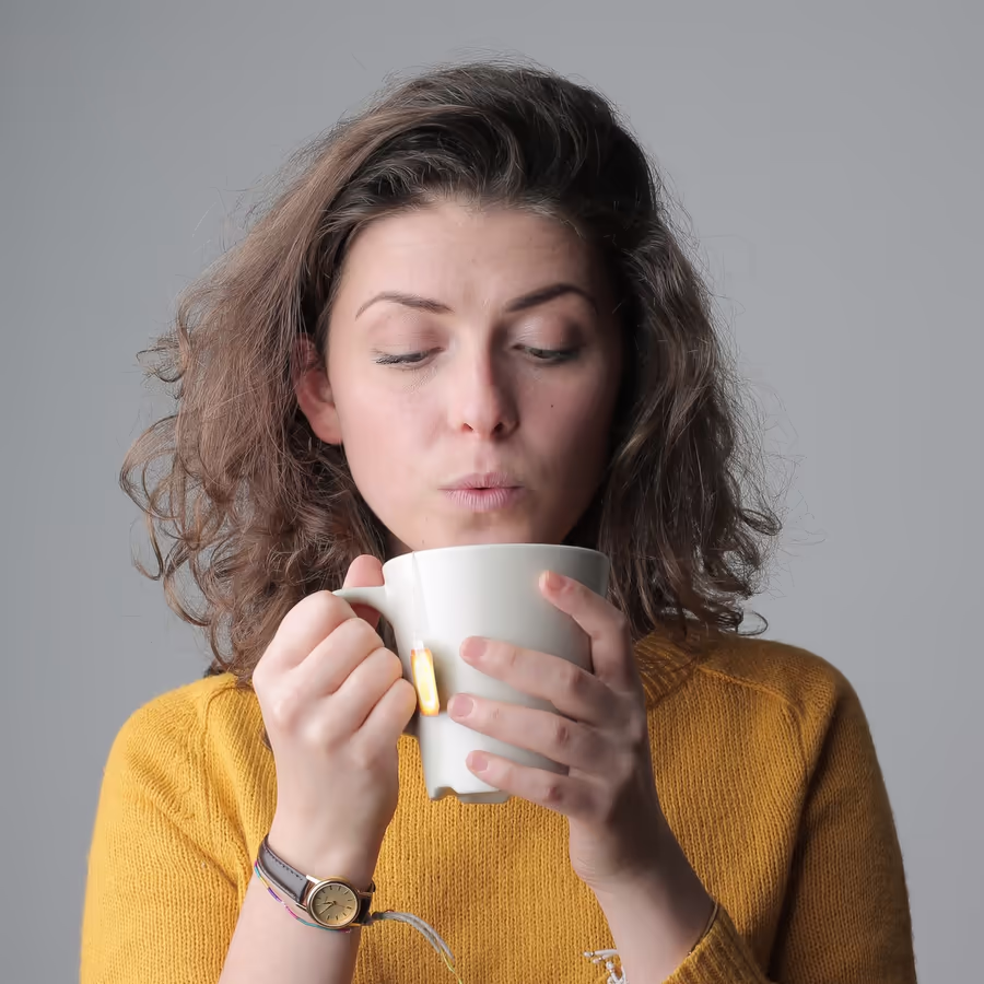 Женщина наслаждается утренним кофе
