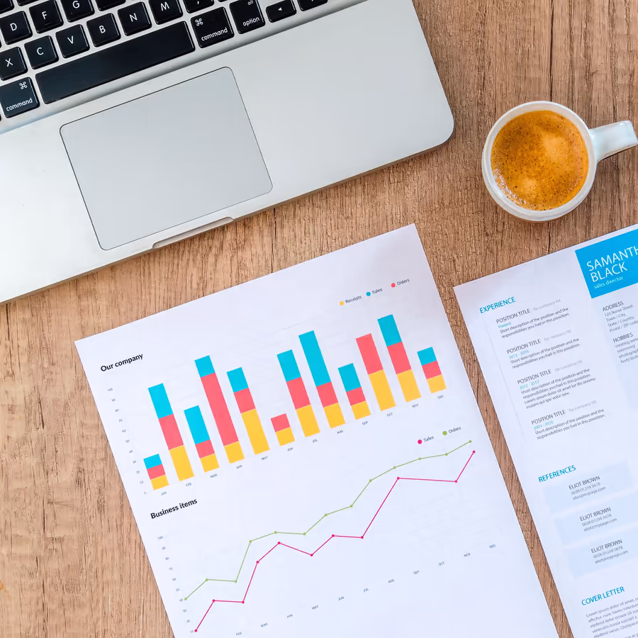 Рабочее место с ноутбуком графиками анализа данных и резюме кандидата