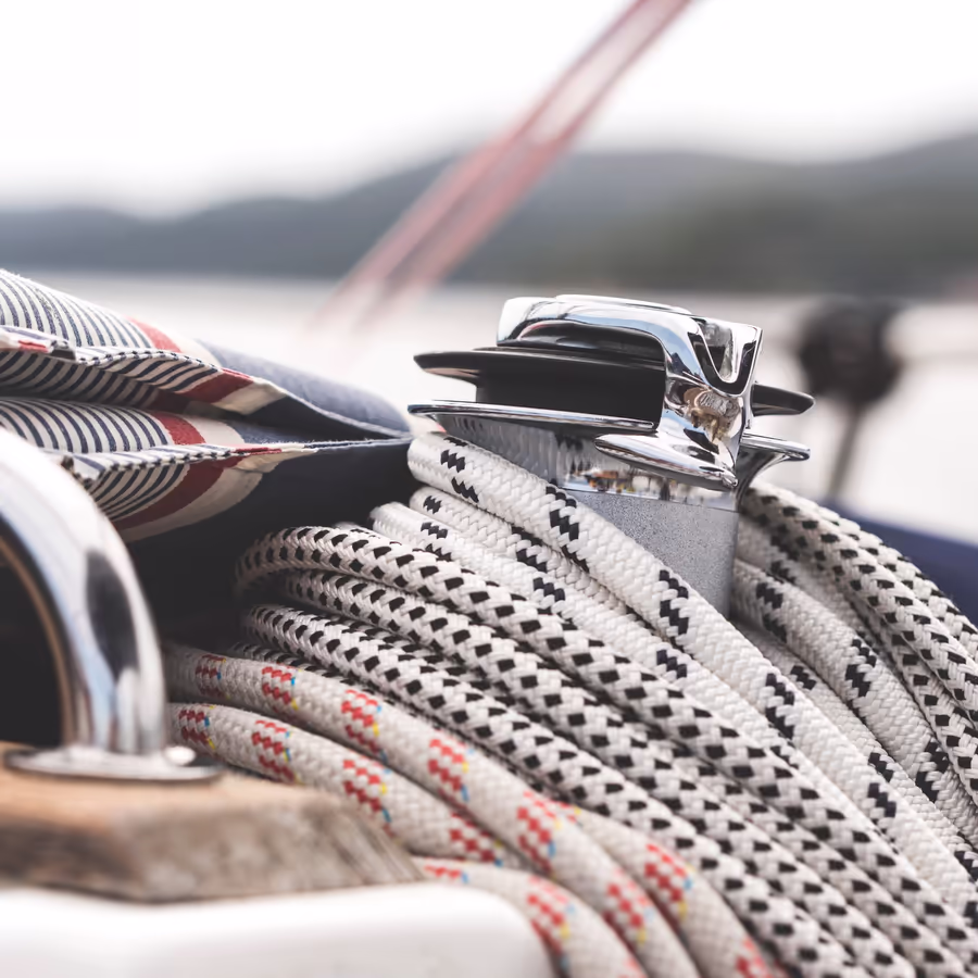 Деталь яхты блестящий лебедочный механизм и плетеный канат