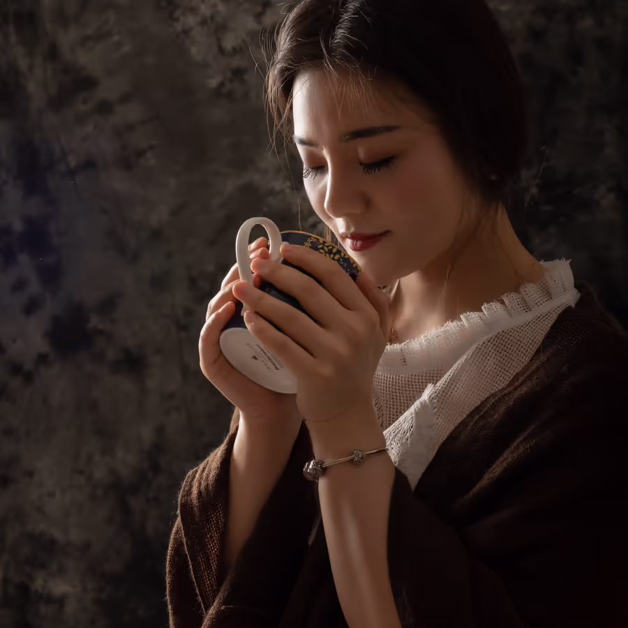 Молодая женщина наслаждается теплым напитком