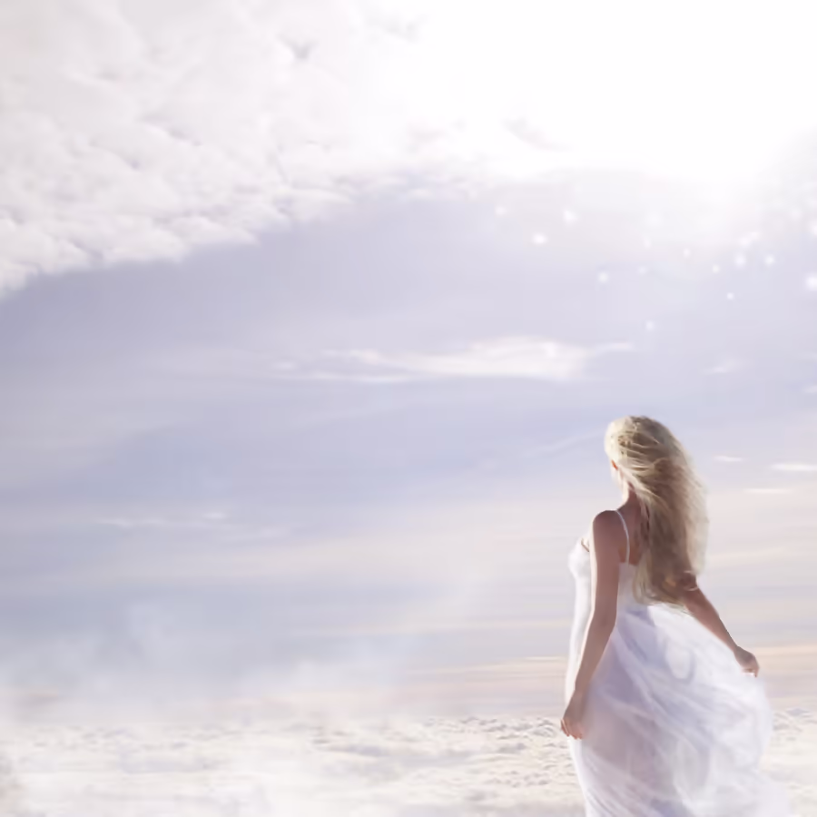 Молодая женщина стоящая спиной к зрителю на фоне светлых облаков и неба